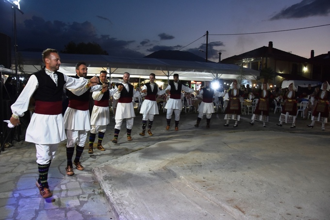 Εντυπωσίασαν οι Λαογραφικοί Σύλλογοι της Νάουσας στην 10η Εμποροπανήγυρη Κοπανού